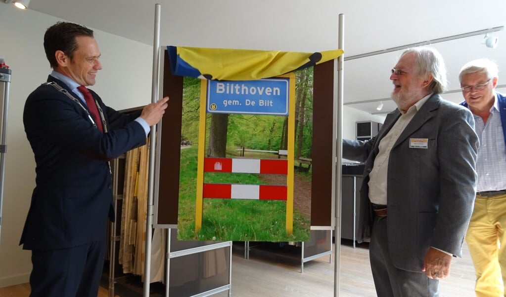  Door de onthulling van het kombord 'Bilthoven' door burgemeester Sjoerd Potters met Rob Herber van de Historische Kring wordt de tentoonstelling 100 jaar Bilthoven officieel geopend.