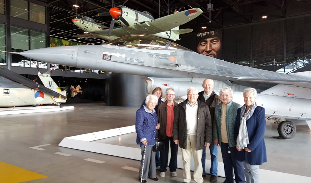Vijf Zonnebloemgasten en twee vrijwilligers beleven een gezellige middag in het Militair Museum in Soesterberg.