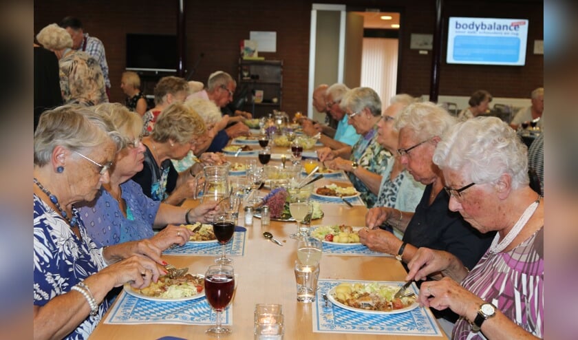 De maandelijkse Eet es mee avond bij WVT wordt goed bezocht.