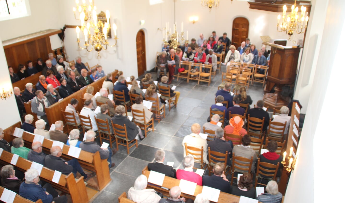 Het Koningsdagconcert (op donderdag 27 april) leverde een goed gevulde Stulpkerk op. [HvdB]