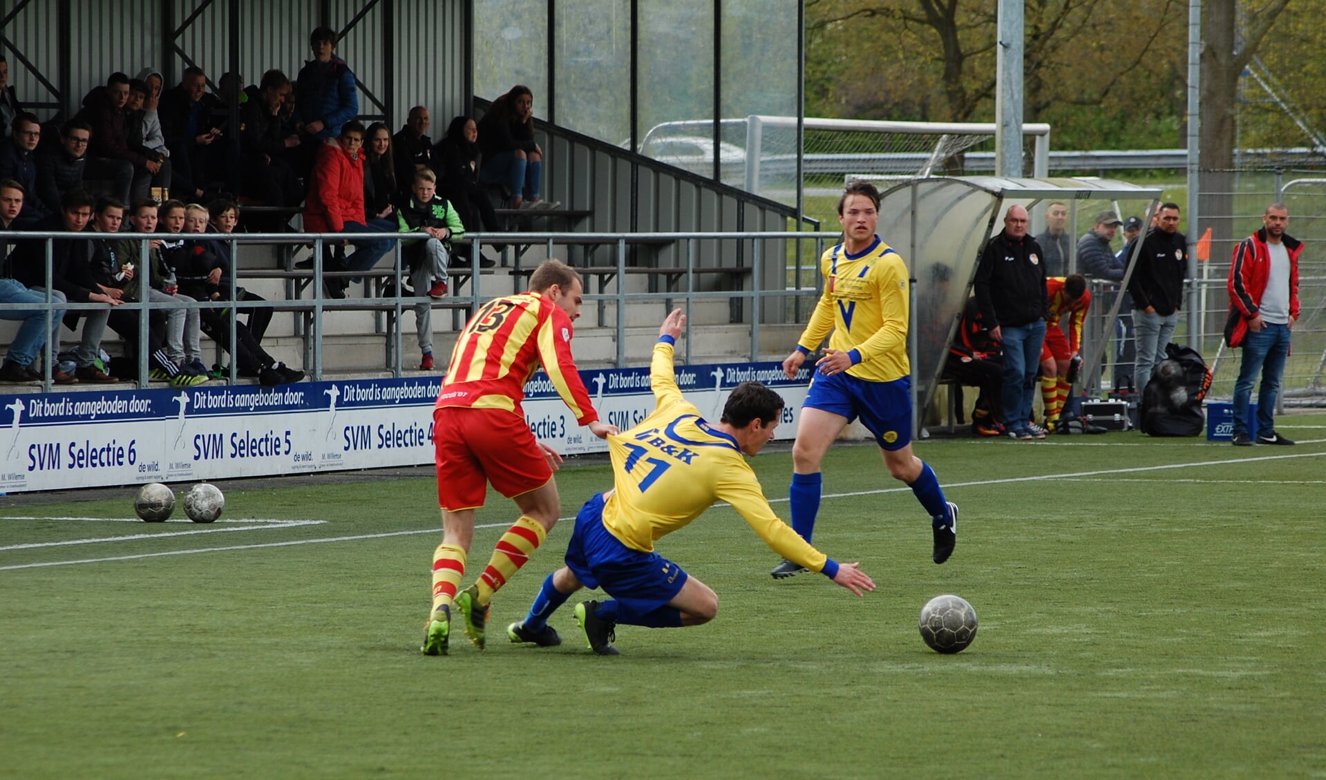 Nummer 13 van het Culemborgse Focus’07 begaat een overtreding op Mike de Kok, gadegeslagen door Erno Steenbrink. 