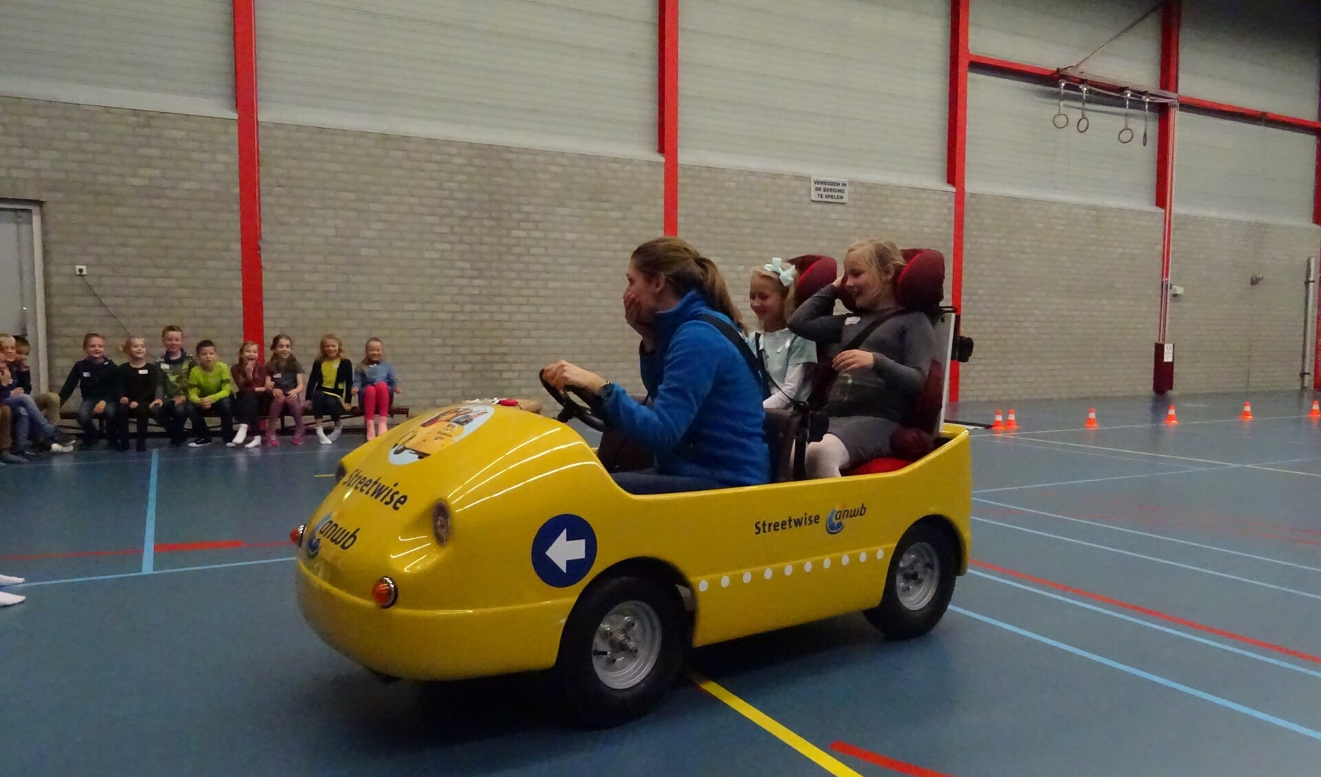 Met de remproef in de elektroauto in de gymzaal van De Vierstee konden de kinderen het belang van autozitjes met gordels ervaren. De pop op de voorbank had geen gordels om en vloog met elke remproef onder het dashbord.