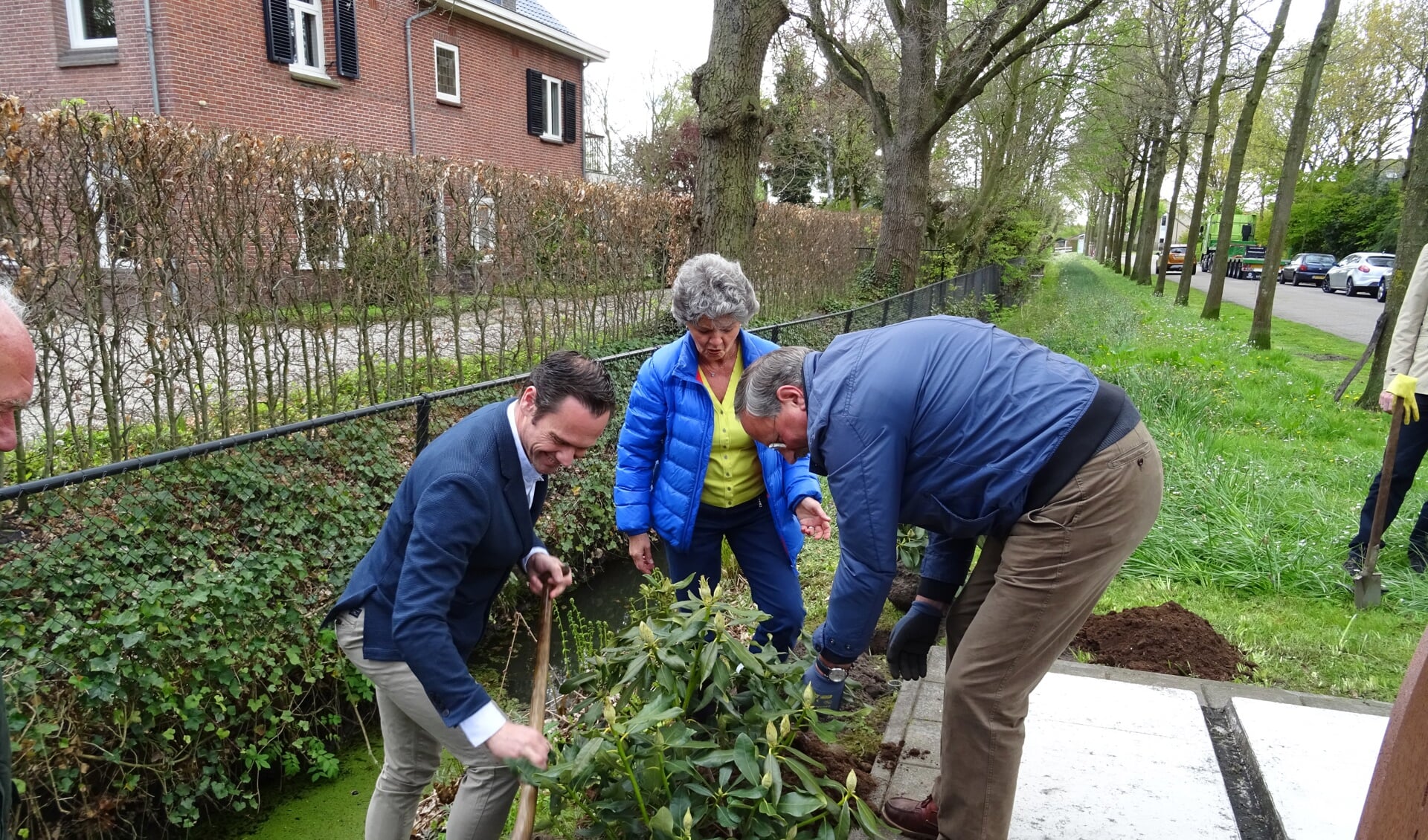  Met hulp van initiatiefneemster Puschi de Bruijn en haar echtgenoot Olke plantte burgemeester Sjoerd Potters binnen korte tijd de drie rododendrons bij het oorlogsmonument in Groenekan.