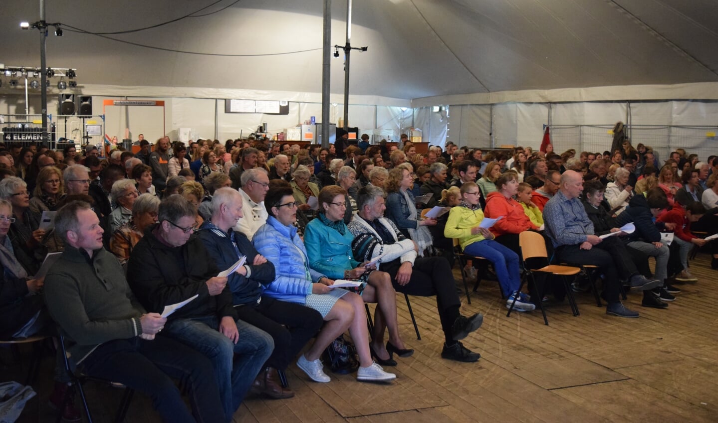 Zondagmiddag 30 april werd in Westbroek een leuke week vol evenementen afgesloten met de tentdienst. Meer dan 300 mensen waren aanwezig en zongen en baden met elkaar. [WE] 