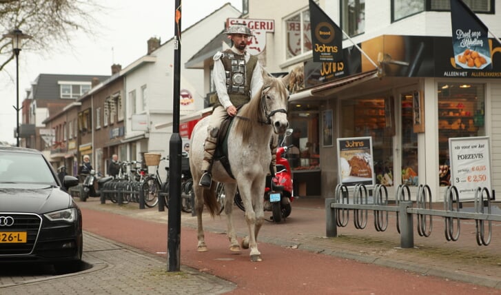  Acteur Diederick Vollenga (die de titelrol van Don Quichot speelt) onderweg in het Biltse winkelcentrum aan de Hessenweg.