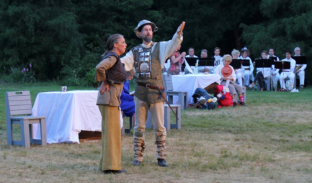 Don Quichot en Sancho Panza op Landgoed Eyckenstein met op de achtergrond muzikanten van de KBH. 
