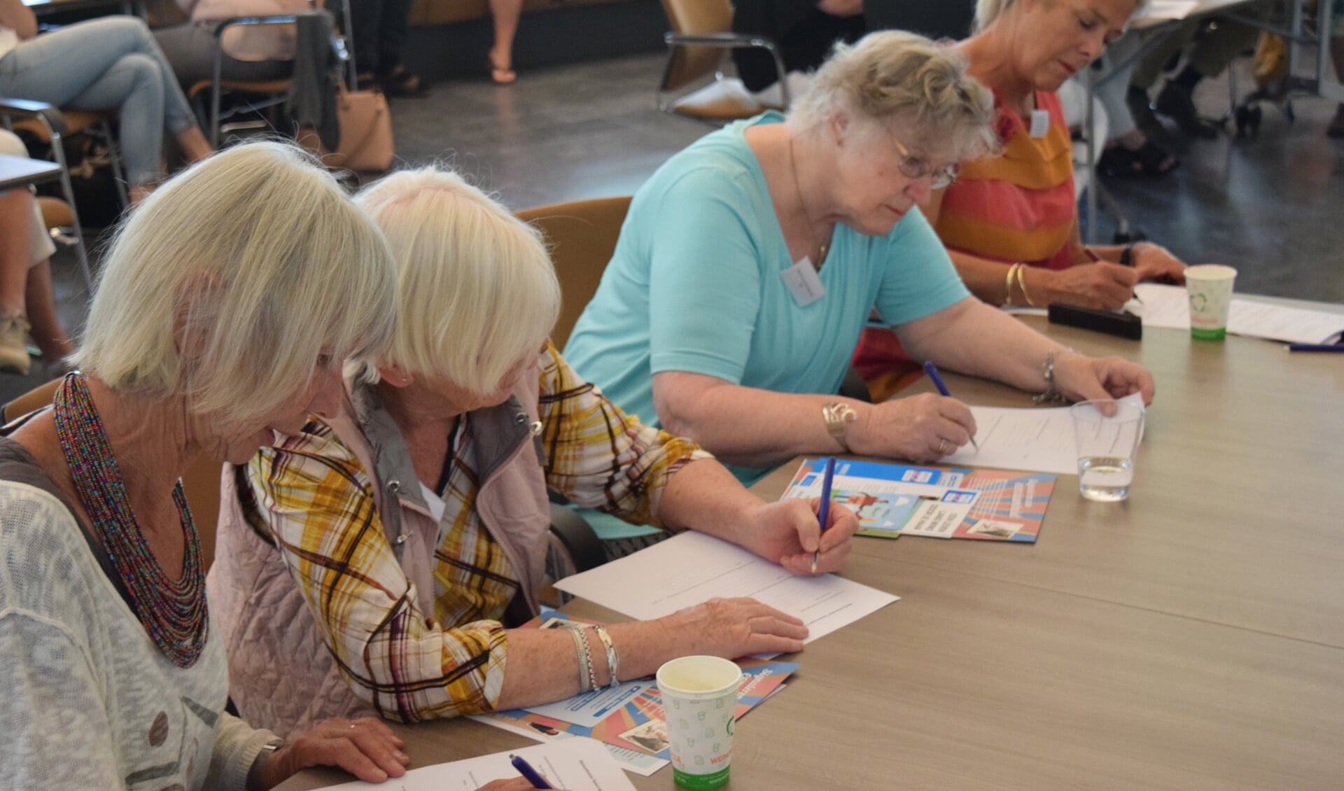 Vrijwilligers van diverse organisaties proberen een oplossing te vinden tegen eenzaamheid.