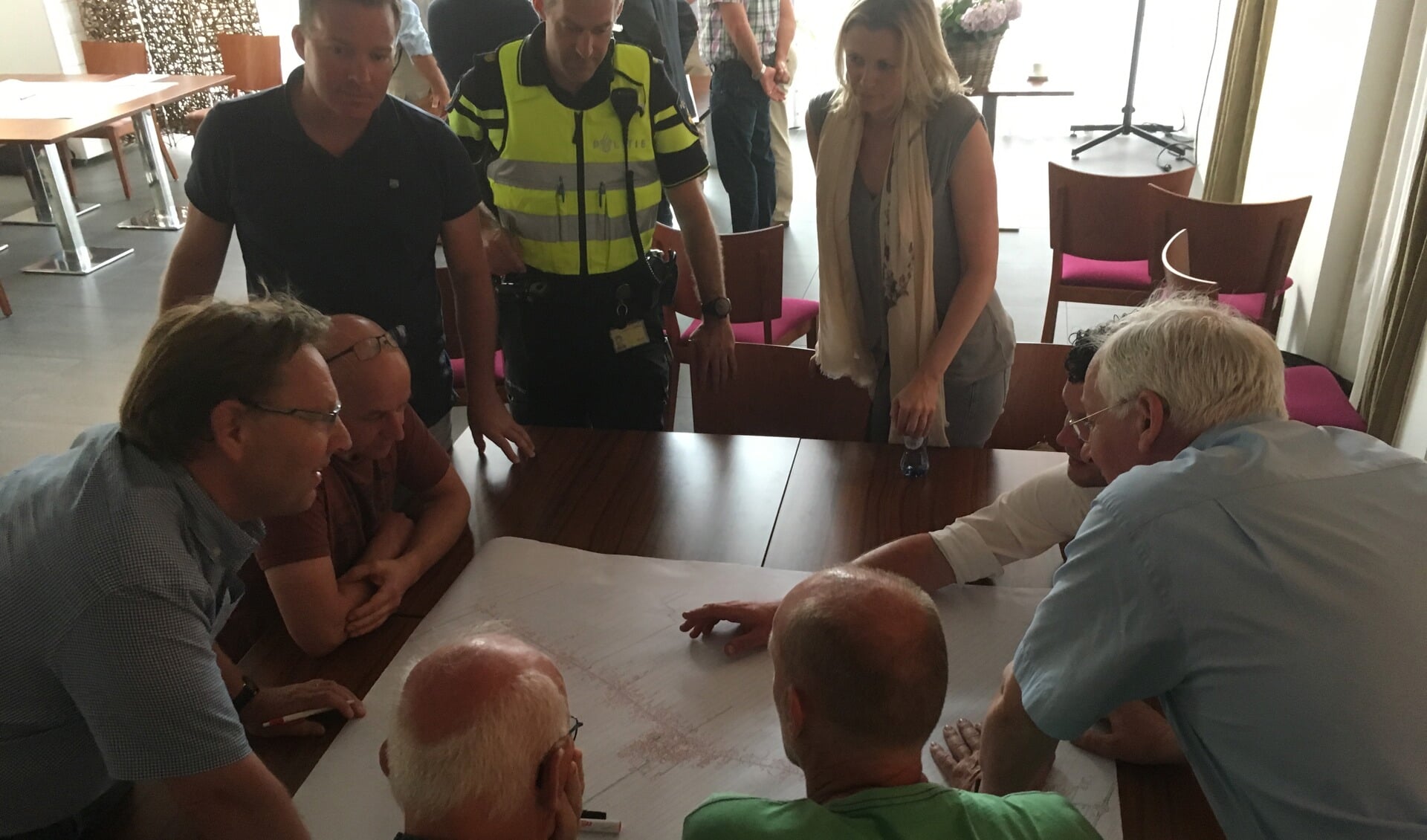 Maandag 29 mei bogen inwoners van Westbroek zich met medewerkers van de gemeente, de wijkagent en gebiedswethouder zich over de verkeersveiligheid en het sluipverkeer in het dorp.