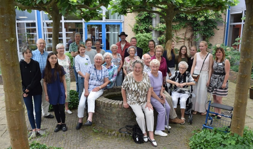 Leerlingen van het Groenhorst College nodigden 11 ouderen uit voor een rondleiding op school en een lunch.  