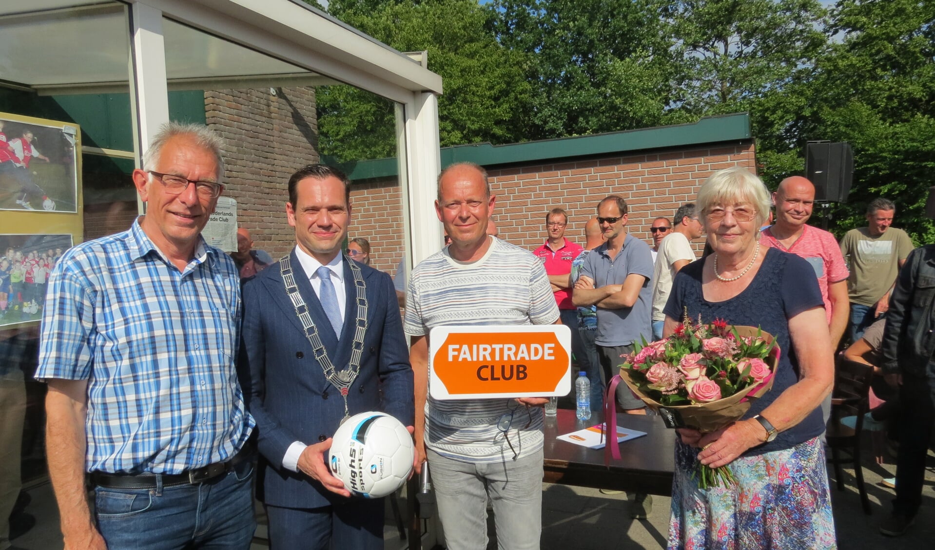  V.l.n.r. Henk Zandvliet, burgemeester Sjoerd Potters, FC De Bilt-voorzitter Rob Florie en Truus te Pas.