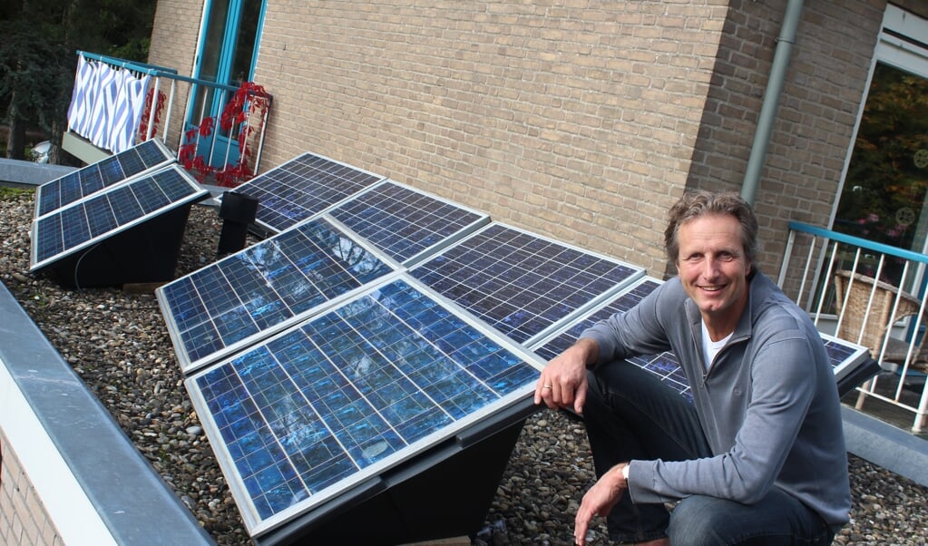 Martijn de Loor op 9 oktober 2013 op het dak van zijn eigen woning: ‘Door krachten te bundelen kun je geld besparen’.