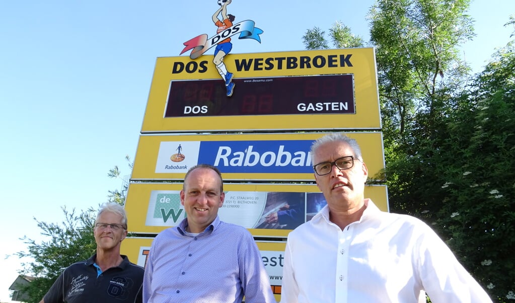 V.l.n.r. oud voorzitter Jaap Kalisvaart (50 jaar lid), voorzitter Cornel Boere en secretaris Wilco de Rooij schetsten in vogelvlucht de 50 jarige historie van DOS Westbroek.