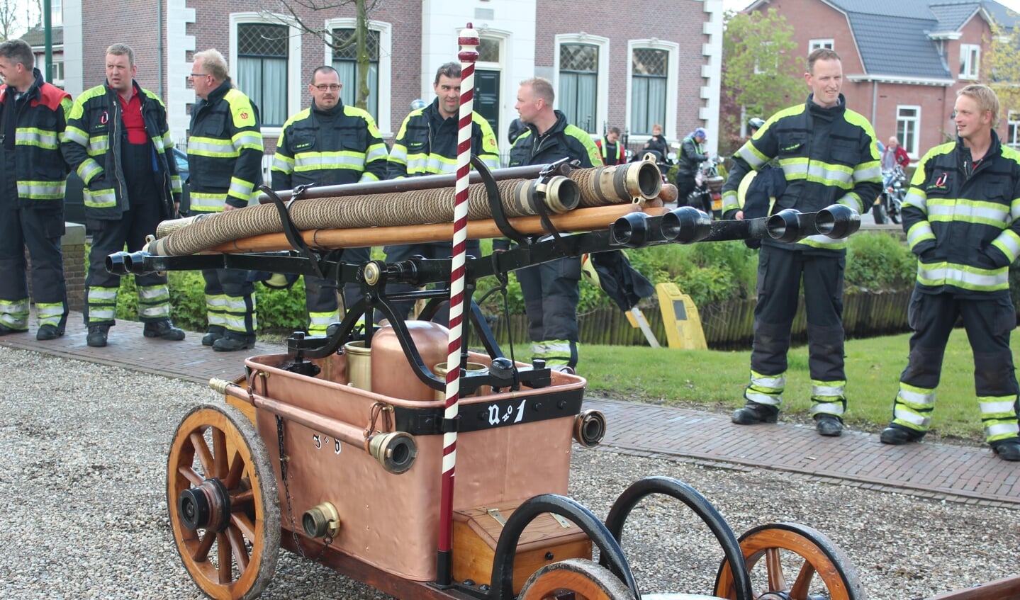 Leden van de brandweervereniging Bilthoven hebben zich gespecialiseerd in het opknappen van oude voertuigen. 
