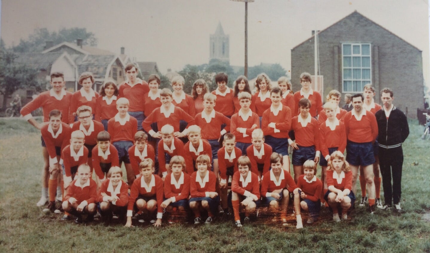 De eerste foto met alle spelers, speelsters en jeugdleden die zich op na de oprichtingsvergadering op 8 juni 1967 hadden aangemeld.
