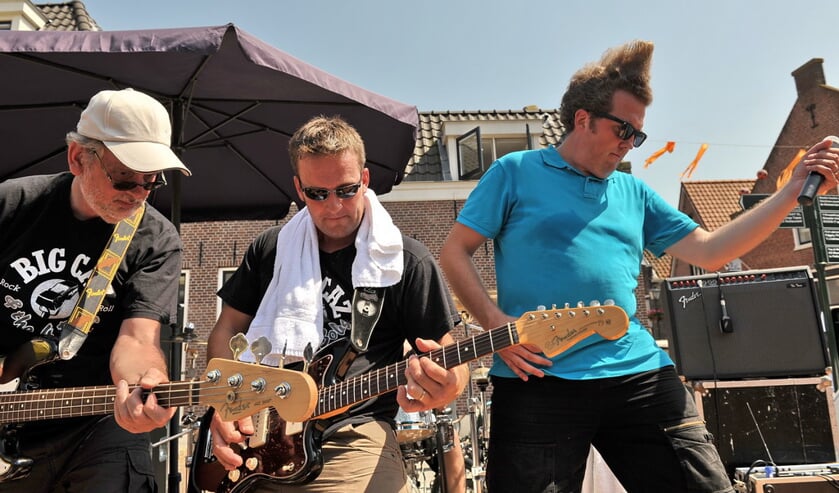 Rock 'n roll-bandje luistert Straatfeest op.