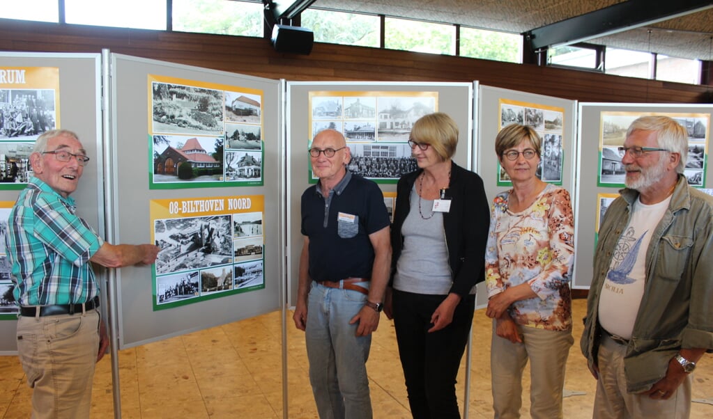  Hans de Groot wijst zijn collegae-leden van de Historische Kring (v.l.n.r. Marcel Jansen, Ellen Drees, Wilma Storimans en Coos Koenen) op de plek in Bilthoven, waar hij is geboren.