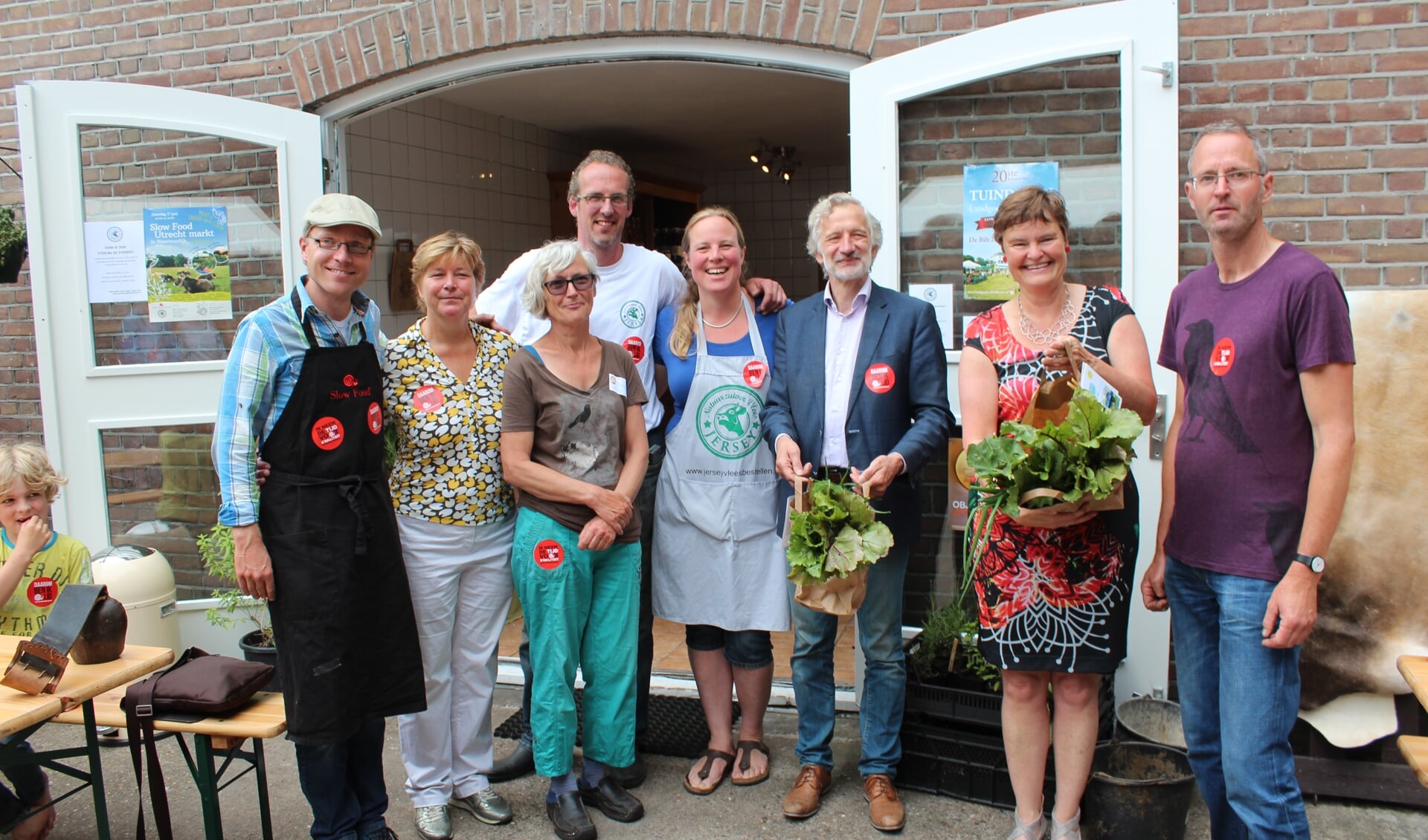  Wethouder Anne Brommersma en Otto van Boetzelaer hebben een biologisch groentepakket overhandigd gekregen.