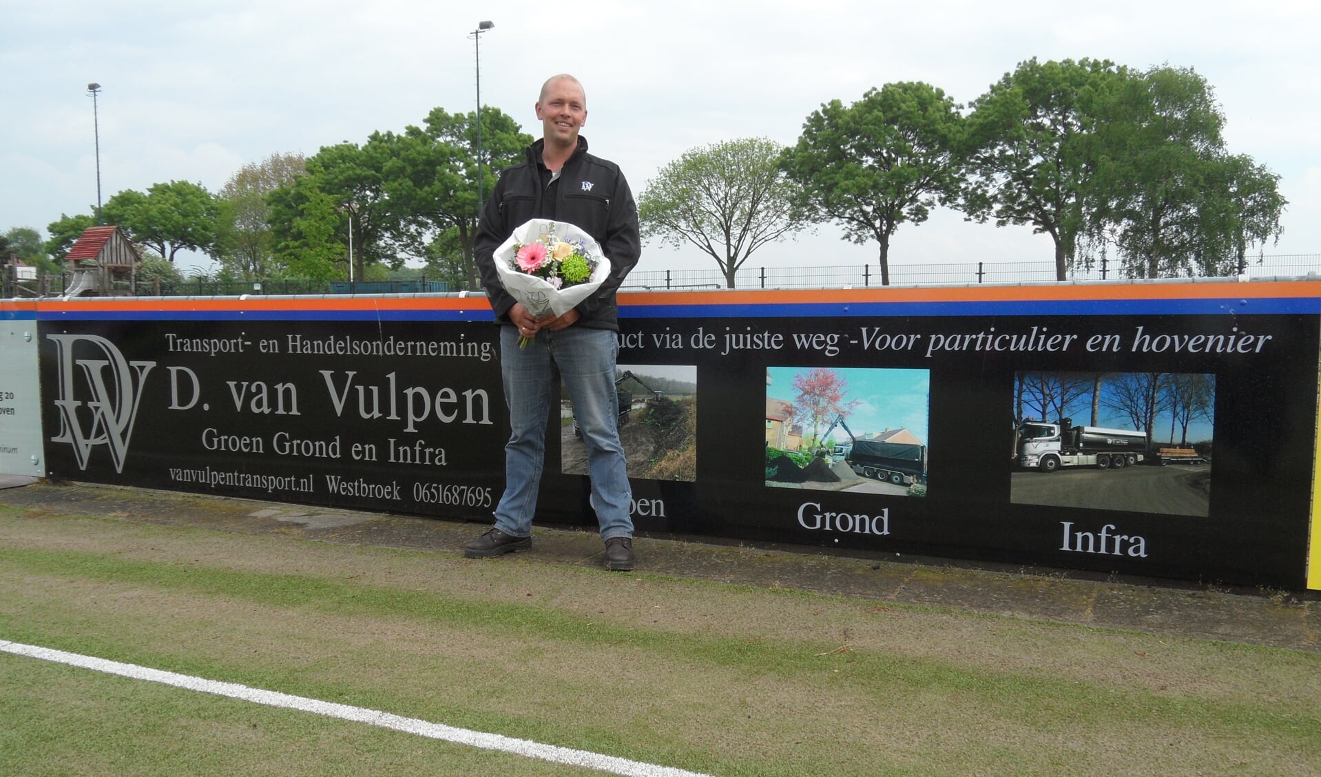 Bloemen voor dubbelsponsor Dirk van Vulpen.