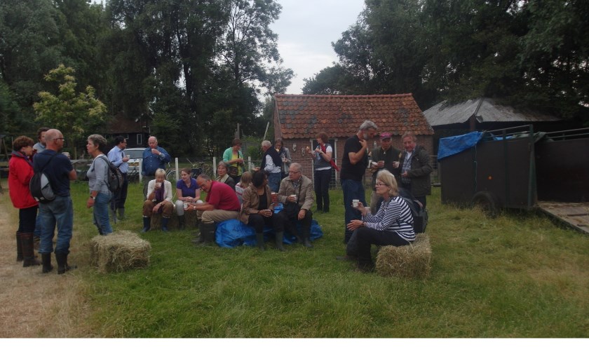 Met koffiedrinken en napraten wordt traditioneel de zoddenwandeling afgesloten.