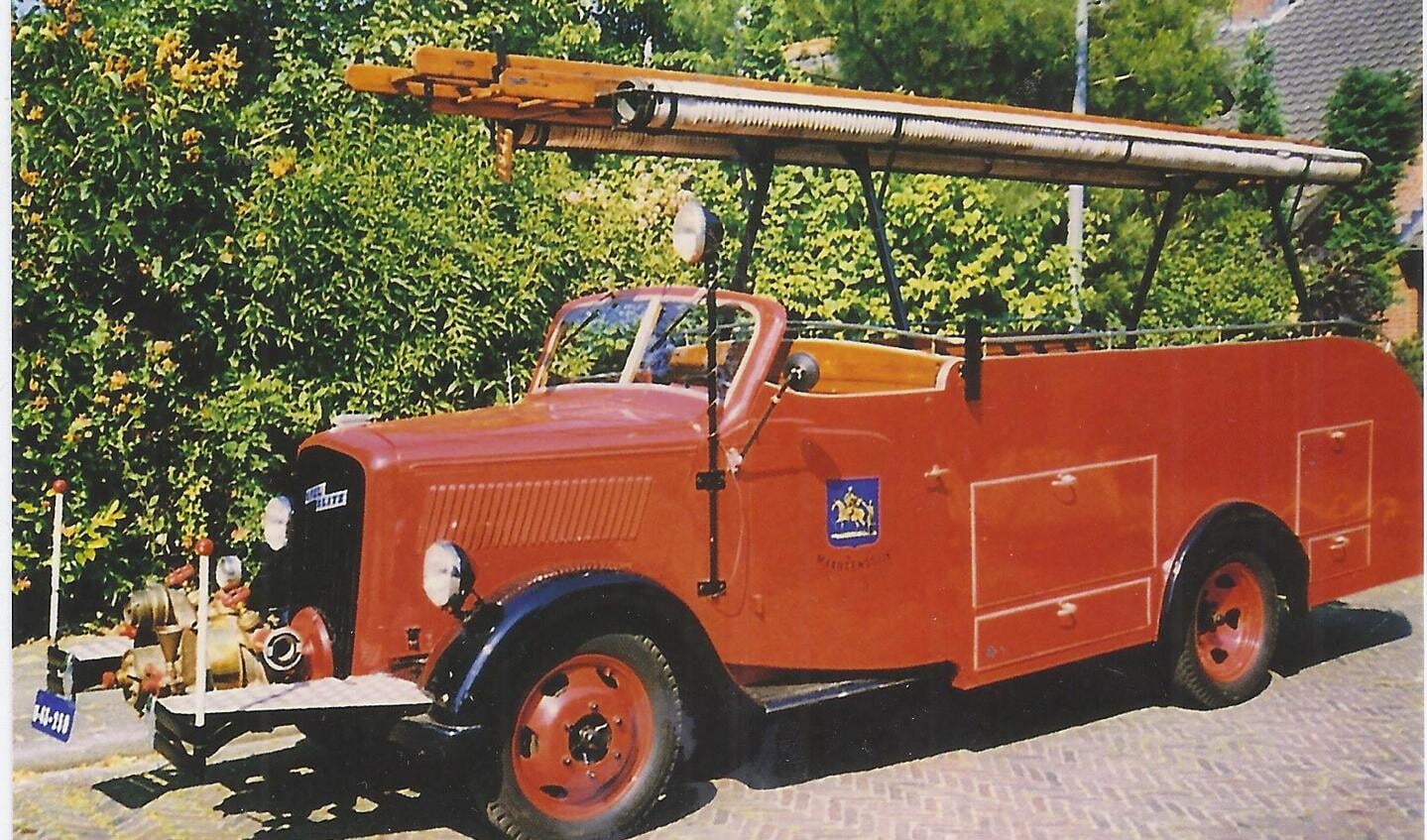 De eerste brandweerauto uit 1934. (foto uit het archief van Wout van Winssen)