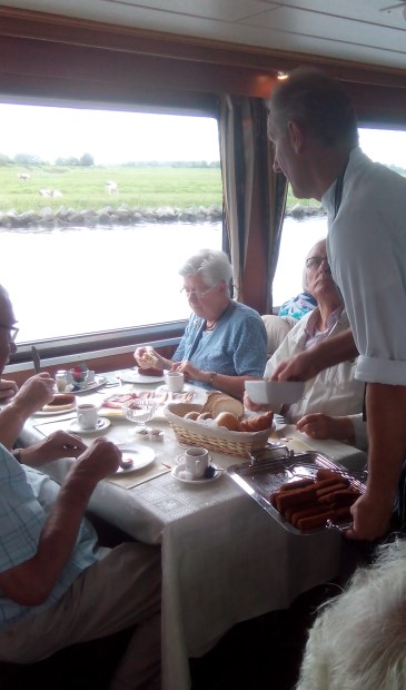 Zonnebloemgasten genieten tijdens de rondvaart over de Kagerplassen van koeien, watervogels, molens, polders.