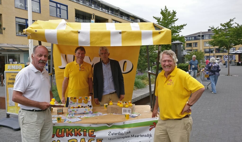 Zaterdag stonden leden van de Lionsclub op het Maertensplein in Maartensdijk en vroegen aandacht voor de Lukkie Duck Race. Zij maakten gebruik van een tent van sponsor Jumbo Jelle Farenhorst, die ook 25 boodschappenpakketten als prijs beschikbaar stelt. 