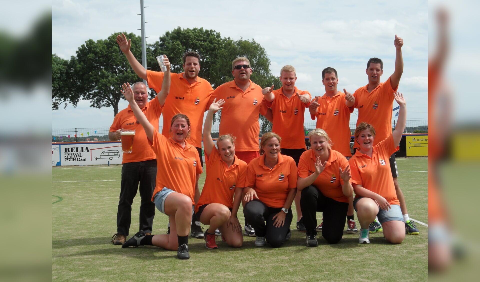  De spelers van het winnende team: Oranjevereniging Westbroek.