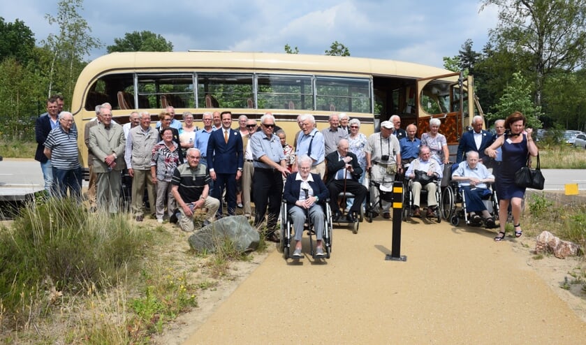 Een bus vol veteranen bij het Nationaal Militair Museum.