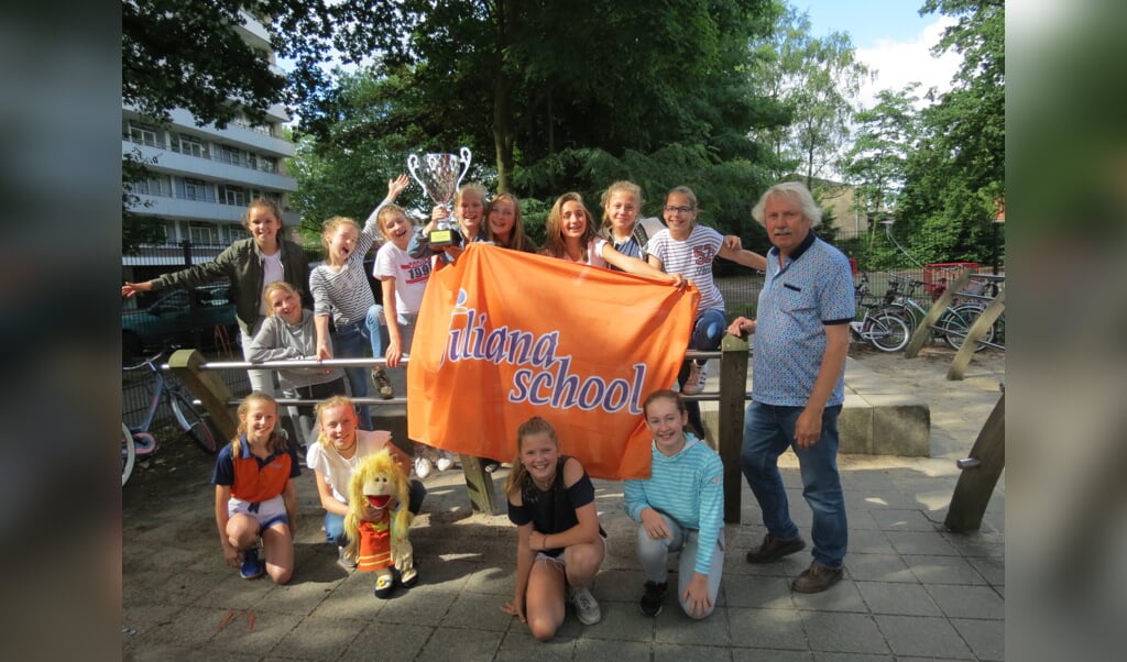  Het team van de Julianaschool dat op het Cruyff Courts-toernooi in Enschede tweede werd met de beker.