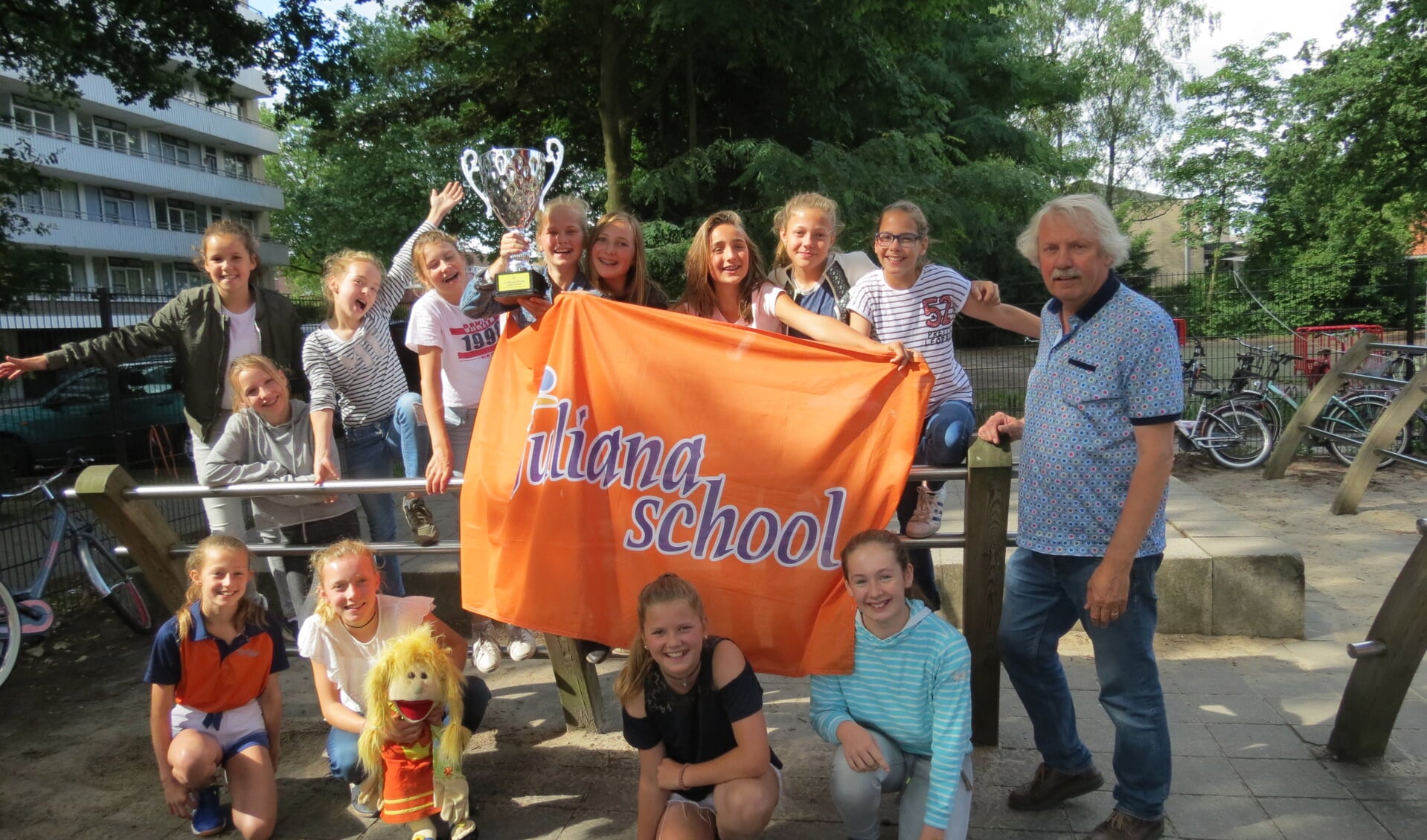  Het team van de Julianaschool dat op het Cruyff Courts-toernooi in Enschede tweede werd met de beker.