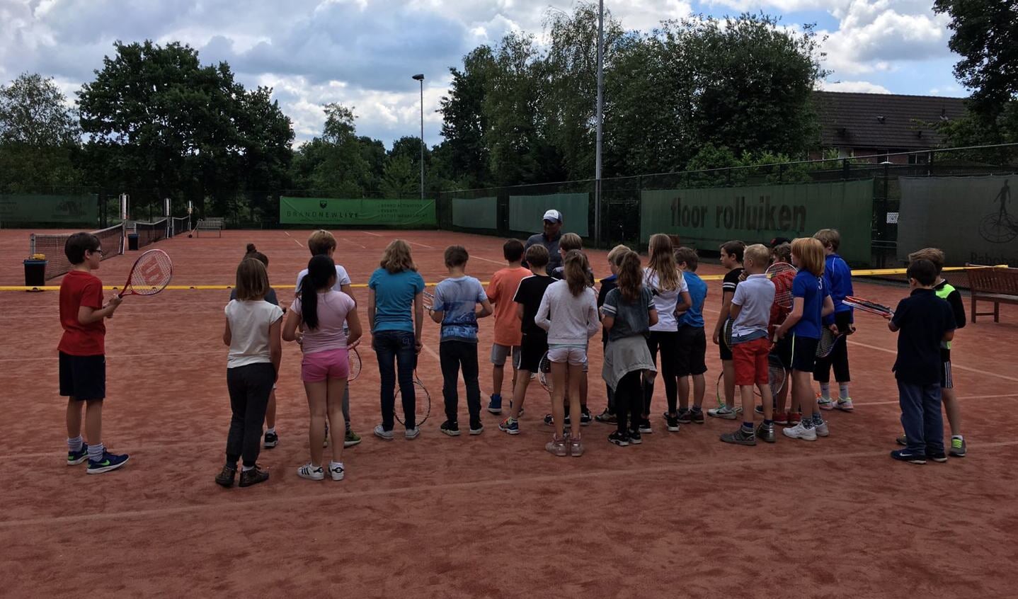  Leerlingen Bosbergschool 'gymmen' op de tennisvereniging.
