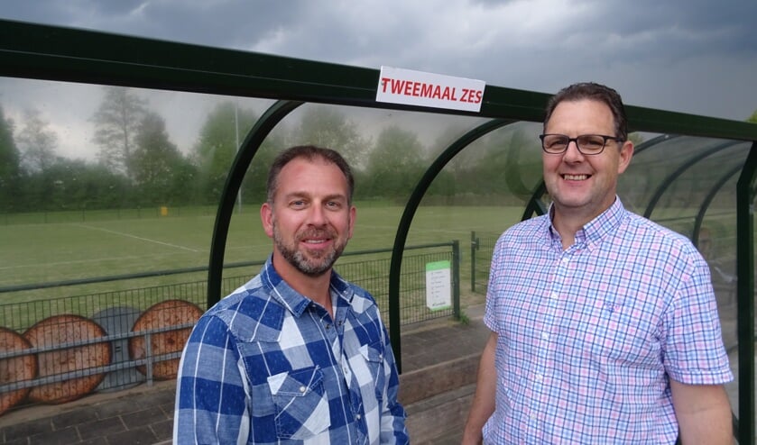Marcel Bos (l) heeft de voorzittershamer overgenomen van Bert Bos die na zes jaar als voorzitter aftreedt. Bert Bos laat een gezonde vereniging na aan zijn opvolger.