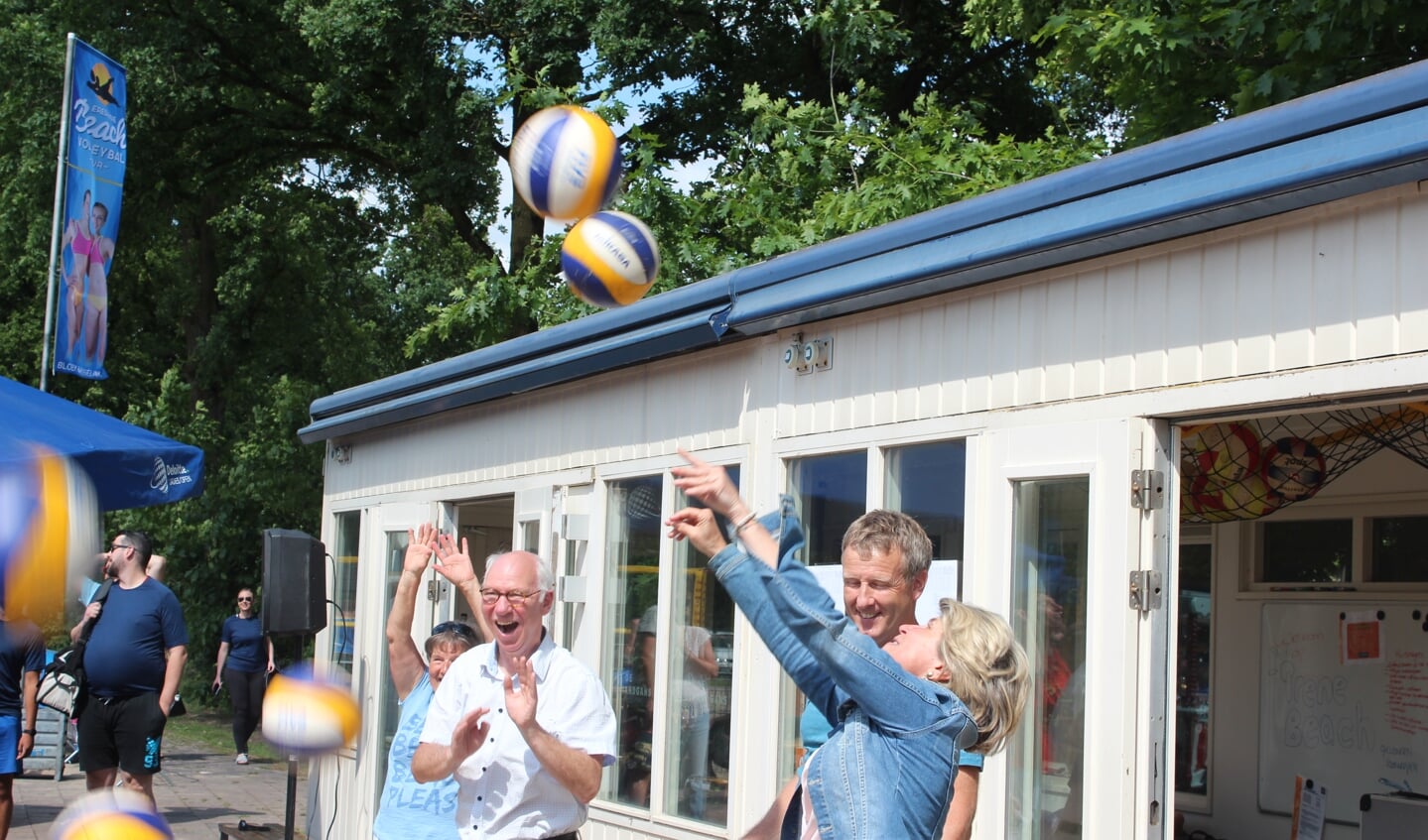Onder toeziend oog van voorzitter Derk Jan Meijer en applaus van anderen slaat Madeleine een aantal ballen richting korfbalburen NOVA.