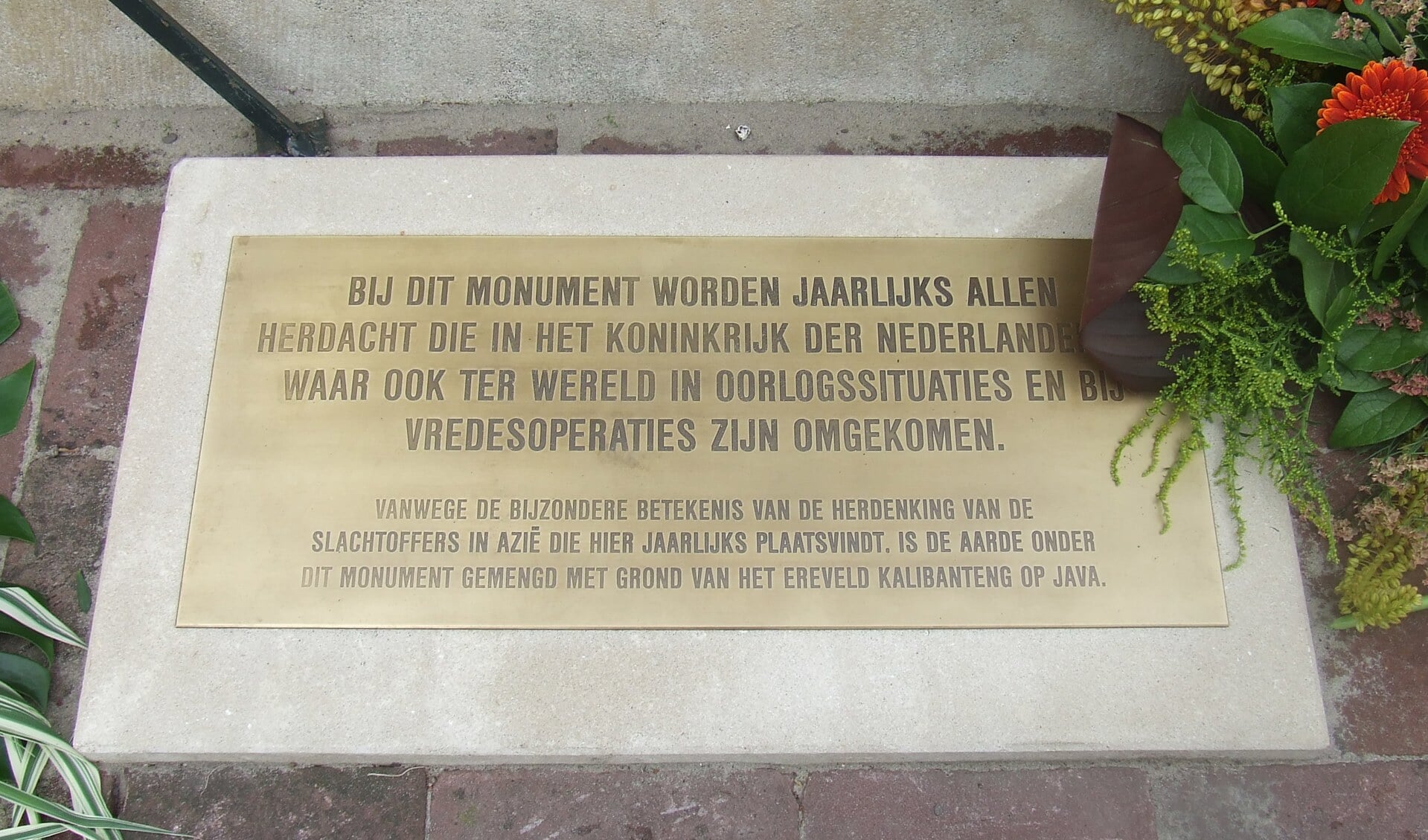  De plaquette die bij het oorlogsmonument in Bilthoven is aangebracht.