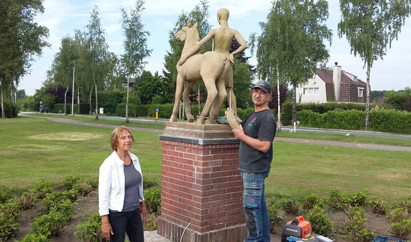 Het beeld ‘meisje met veulen’ wordt gerestaureerd door Harold Lans van Steenhouwerij Maarssen, in aanwezigheid van Saskia Weddepohl. 