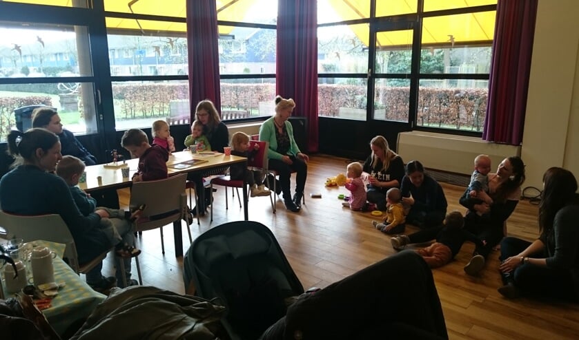 Moeders met hun peuters in het Mamacafé.