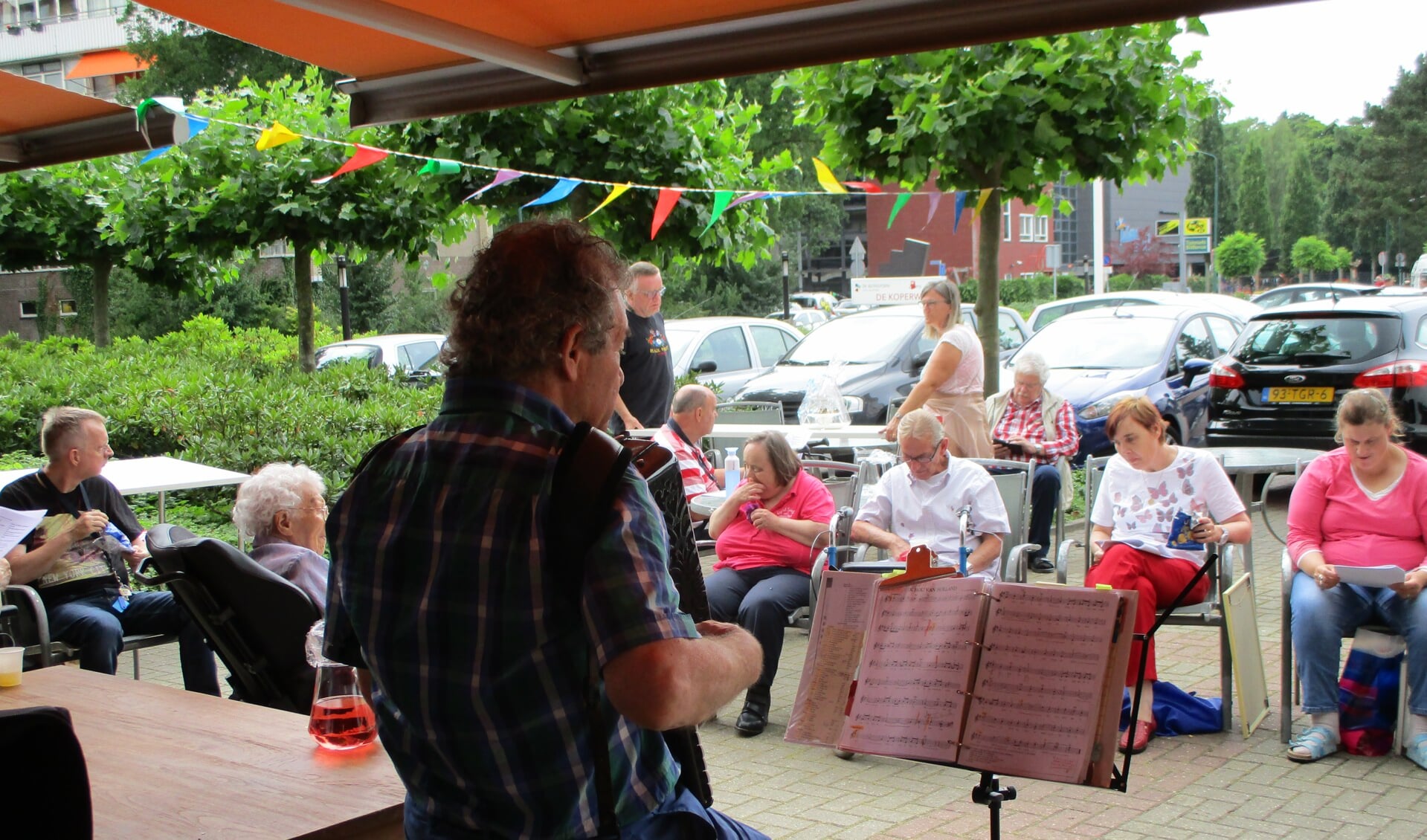 De bazaar werd afgesloten met een kort optreden van Ebbe Rost van Tonningen op accordeon.  