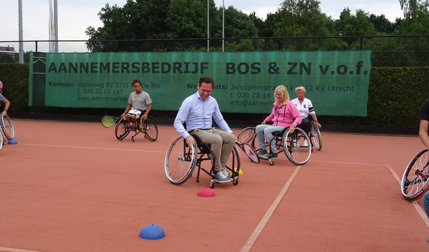 Voorafgaand aan de wedstrijd leggen burgemeester Sjoerd Potters, Petra van der Waals en Marleen van der Waals onder het toeziend oog van Carlos Anker een slalom af om de rolstoel onder controle te krijgen.