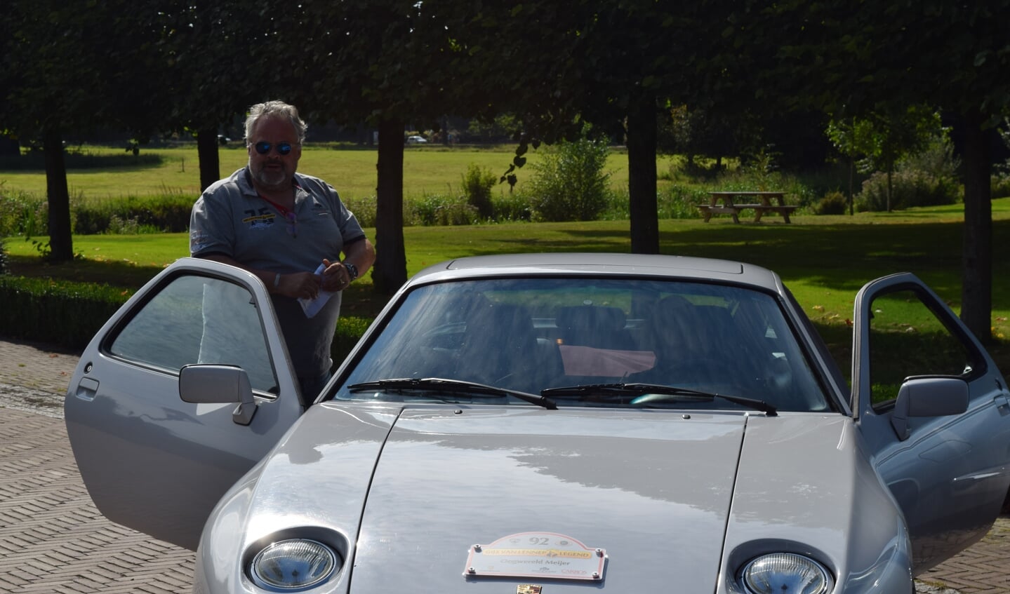 Veilingmeester en deelnemer Bas van Werven stapt uit zijn Porsche 928S 