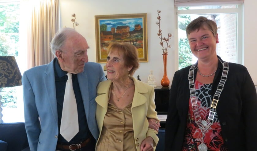 Het diamanten bruidspaar met locoburgemeester Anne Brommersma.