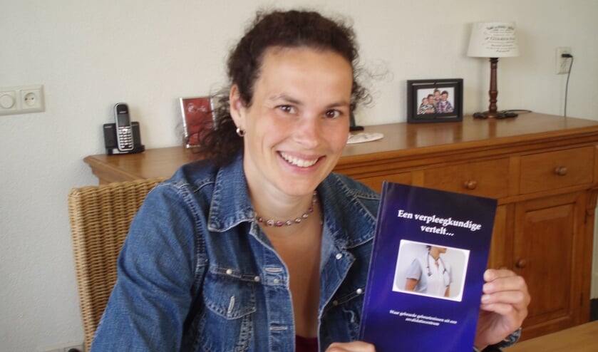 Carla Westeneng met haar boek vol ervaringsverhalen uit haar vakgebied.