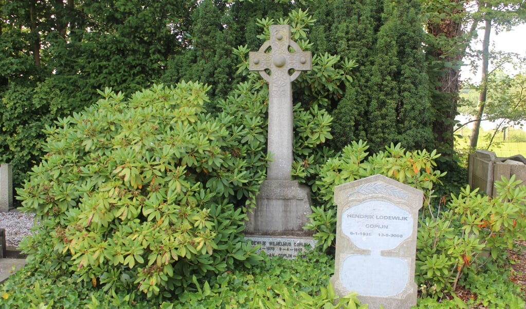 Vlakbij de spoorlijn staat een Ierse grafsteen in de vorm van een Keltisch kruis. 