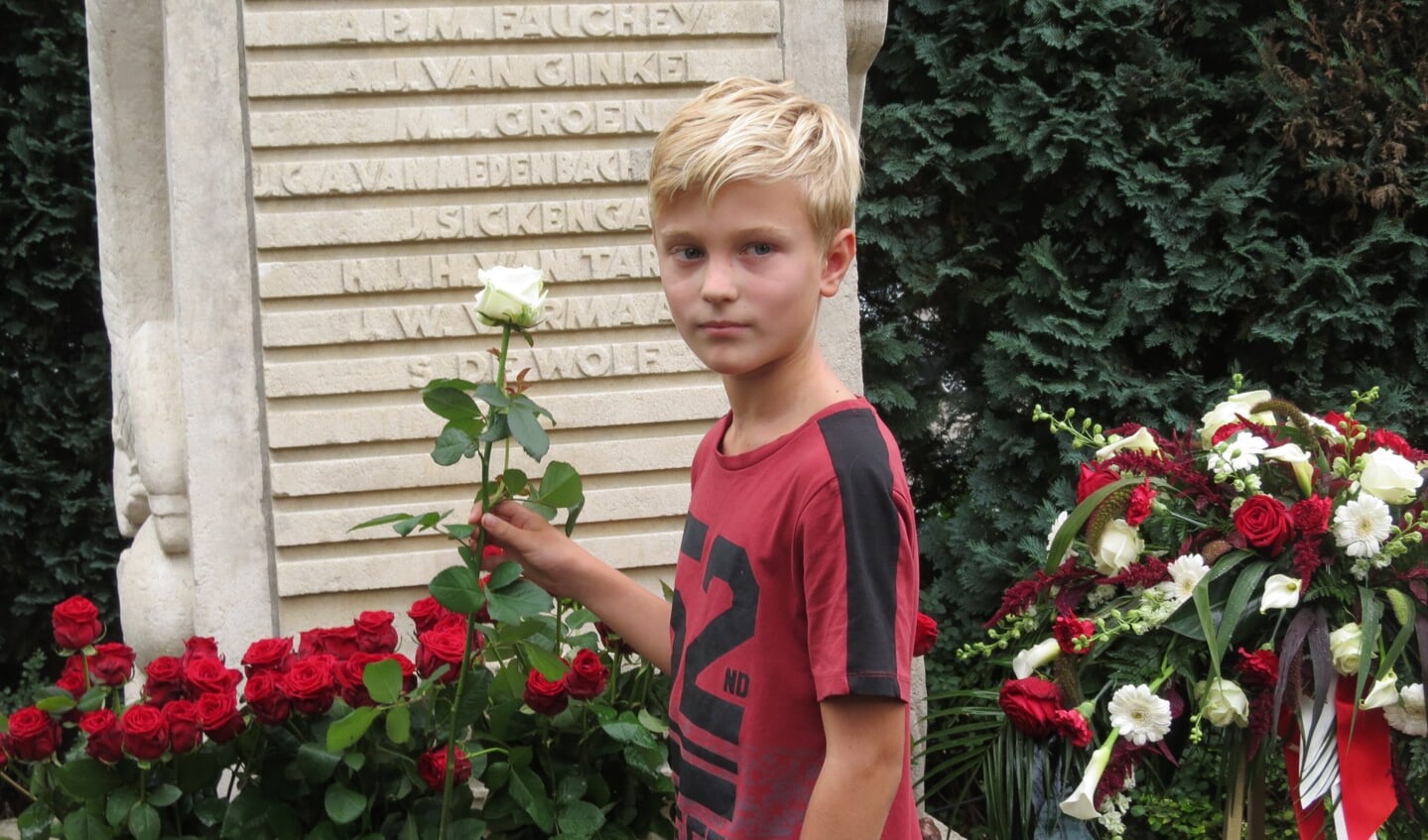 Als symbool voor toekomst en hoop plaatst Jeremy van der Velde een witte roos tussen de rode rozen. 