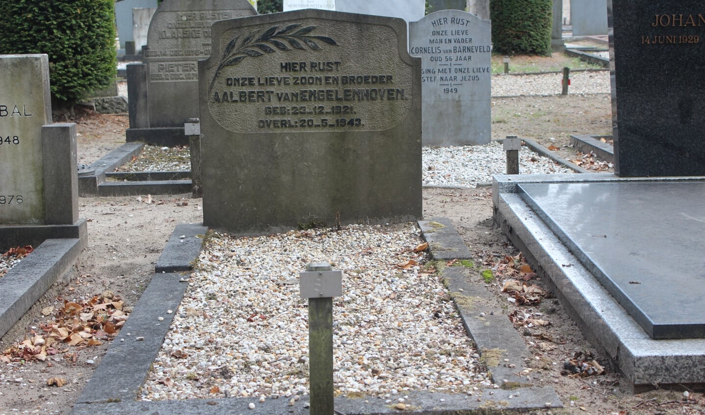 Op de begraafplaats is ook één officieel geregistreerd Nederlands oorlogsgraf met een particuliere grafsteen.
