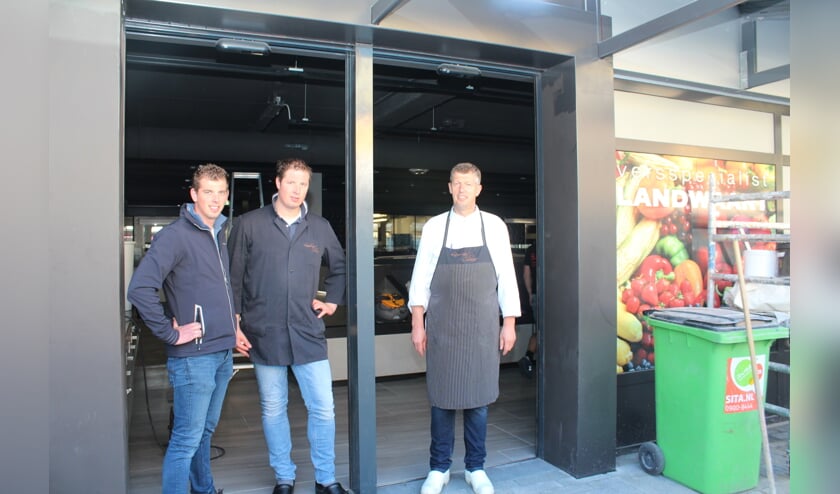 Willem, Eelco en Wim Landwaart in de entree van de compleet vernieuwde zaak op het Maertensplein..