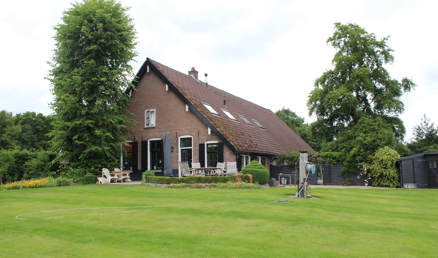 De (herbouwde) boerderij de Hooge Woning aan de Maartensdijkseweg 10 te Bilthoven maakt thans deel uit van Houthandel en graszoden van der Krol.