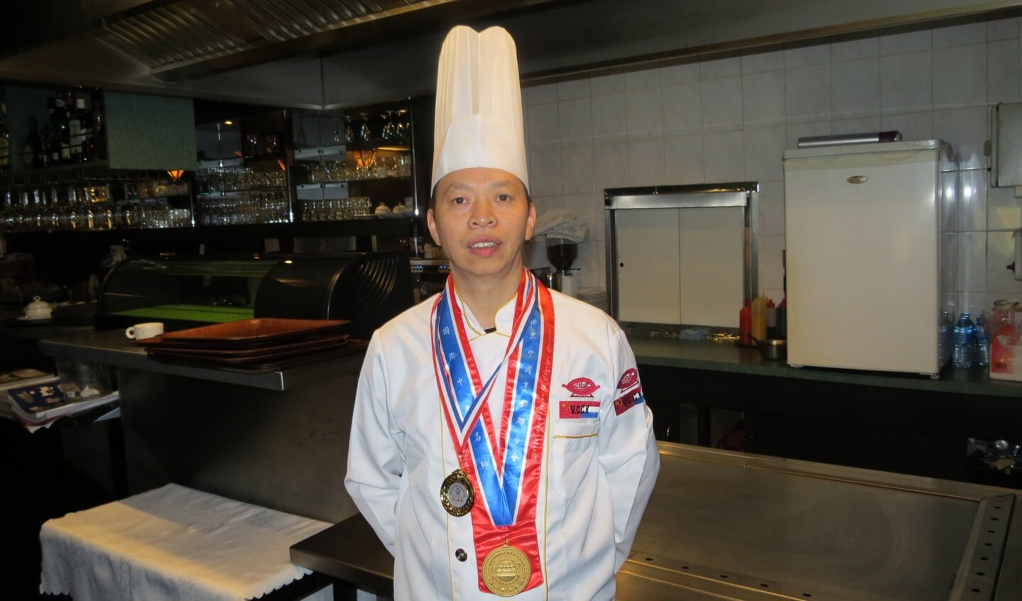 Chef-kok Lui Li Kui met enkele van zijn onderscheidingen.