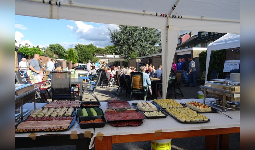Ruim 80 bewoners genieten van het lekkers en de gezelligheid.