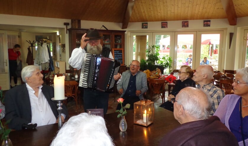 Dikke pret met de troubadour in De Paddenstoel.