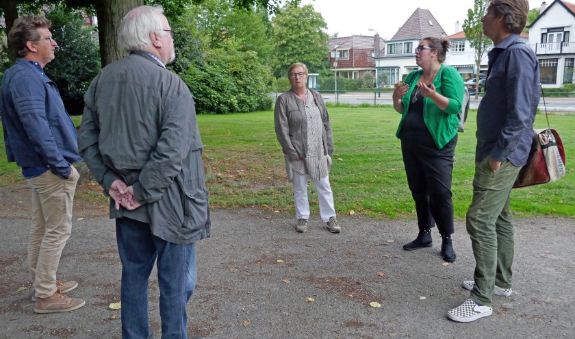 Donderdag 10 augustus bekeken de organisatoren van de Kunstmarkt en enkele leden van de FCB de plaats in het park, waar de expositie zal komen.